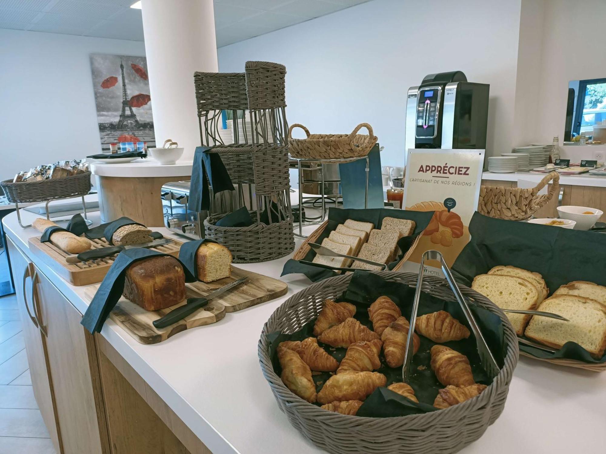 Brit Hotel Confort Лош Екстер'єр фото